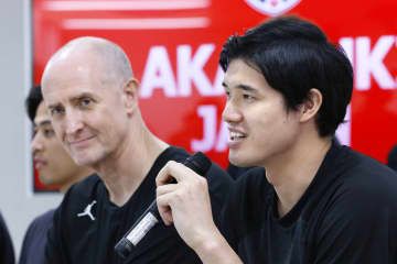 記者会見するバスケットボール男子日本代表の渡辺雄太。左はトム・ホーバス監督＝3日、沖縄市内