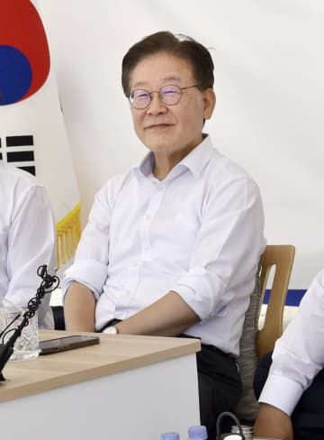 3日、ソウルの韓国国会で取材に応じた「共に民主党」の李在明代表（共同）