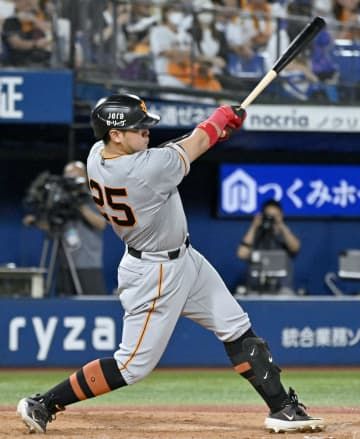 5回巨人無死、巨人・岡本和が左中間に本塁打を放つ＝横浜