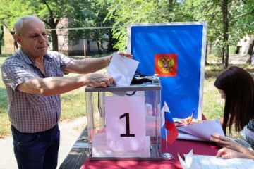 ロシアが実効支配するウクライナ東部ドネツクで行われた議会選の前倒し投票＝2日（タス＝共同）