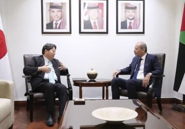 ヨルダンでサファディ副首相兼外務・移民相と会談した林外相（左）＝3日（外務省提供）