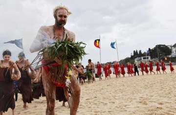 オーストラリア・シドニーの浜辺で開かれた先住民の文化を祝うイベント＝5月26日（ロイター＝共同）
