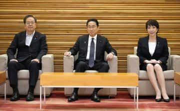 閣議に臨む（左から）斉藤国交相、岸田首相、高市経済安保相＝5日午前、首相官邸