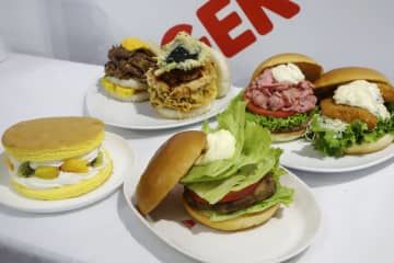モスフードサービスが発売する、銀座三越の有名食品店の高級食材を使ったハンバーガー
