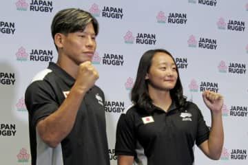 杭州アジア大会のラグビー7人制日本代表に選ばれた男子の林主将（左）と女子の平野主将＝5日、東京都内