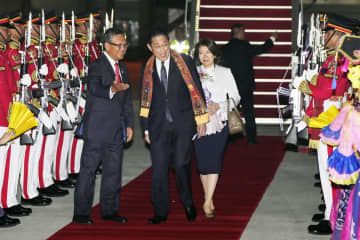 ASEAN関連首脳会議に出席するため、インドネシアの国際空港に到着した岸田首相（中央）。右は裕子夫人＝5日（共同）