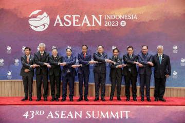 ASEAN首脳会議で握手するインドネシアのジョコ大統領（左から5人目）と各国首脳ら＝5日、ジャカルタ（ロイター＝共同）