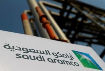 サウジアラビア国営石油会社サウジアラムコの石油関連施設＝2019年10月、サウジアラビア東部アブカイク（ロイター＝共同）