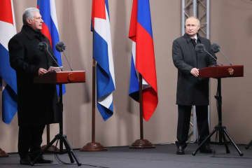 昨年11月、モスクワで除幕式に参列するロシアのプーチン大統領（右）とキューバのディアスカネル大統領（ロイター＝共同）