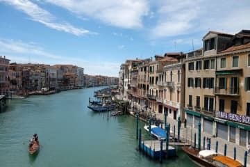 イタリア・ベネチアの運河の風景＝2020年5月（ロイター＝共同）