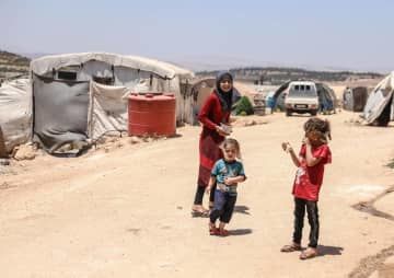 シリア北西部イドリブの難民キャンプの子どもたち＝7月（ゲッティ＝共同）