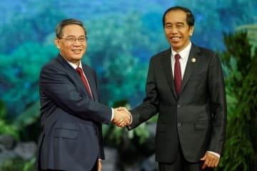 中国の李強首相（左）を出迎えるASEAN議長国インドネシアのジョコ大統領＝6日、ジャカルタ（ロイター＝共同）