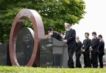 北海道地震の発生から5年となり、厚真町の慰霊碑に献花する同町職員ら＝6日午後
