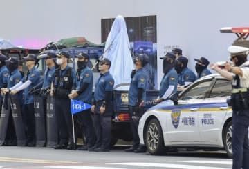 6日、ソウルの在韓日本大使館付近まで運ばれた、関東大震災時の虐殺犠牲者を追悼するモニュメント（共同）