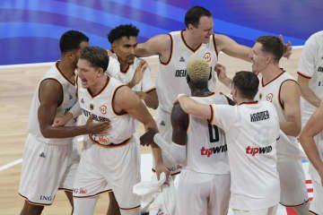バスケットボール男子のW杯準々決勝でラトビアを破り、喜ぶドイツチーム＝マニラ（AP＝共同）