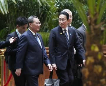 ASEANプラス3の首脳会議に臨む、中国の李強首相（左）と岸田首相＝6日、ジャカルタ（共同）