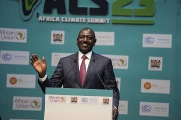 気候変動対策を話し合う会合で演説するケニアのルト大統領＝6日、ナイロビ（AP＝共同）