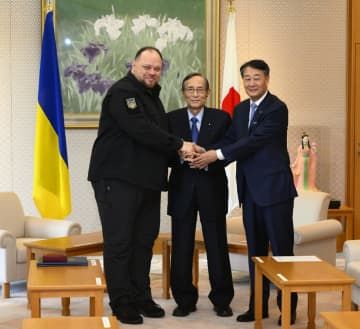 会談前に握手する、細田衆院議長（中央）とウクライナ最高会議のステファンチュク議長（左）ら＝7日午前、議長公邸