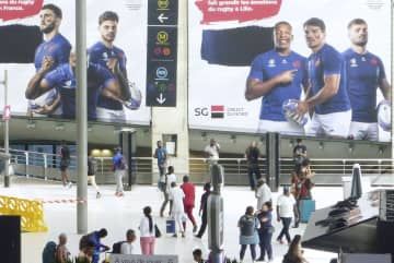 ラグビーW杯のフランス代表選手の写真（上）が掲示されたパリ市内の駅＝5日（共同）