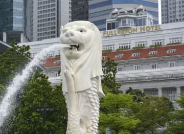 シンガポールの観光名所の「マーライオン」像＝2018年6月（共同）