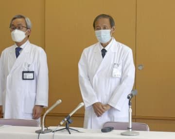 記者会見する神奈川県立こども医療センターの黒田達夫総長（右）ら＝7日午後、横浜市