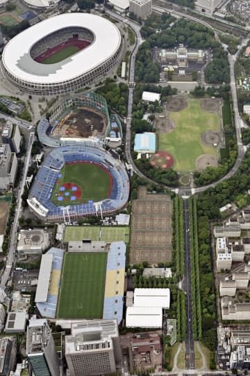 再開発計画に揺れる東京・明治神宮外苑地区。左奥から国立競技場、解体が進む神宮第二球場、神宮球場、秩父宮ラグビー場が並ぶ。右下はイチョウ並木＝6月