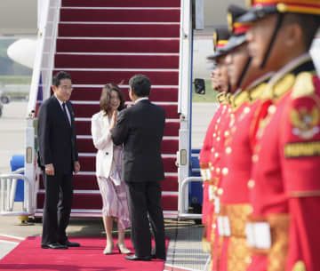 インドに向け出発する岸田首相。左から2人目は裕子夫人＝8日、インドネシアのスカルノ・ハッタ国際空港（共同）