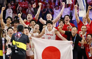 パリ五輪出場権を獲得し、喜ぶバスケットボールの男子日本代表＝2日、沖縄アリーナ