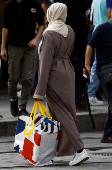 フランス西部ナントで、アバヤを着て歩くイスラム教徒の女性＝8月29日（ロイター＝共同）