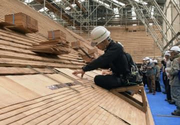 参詣者に公開されたこけらぶき屋根のふき替え作業＝8日午前、鳥取県大山町
