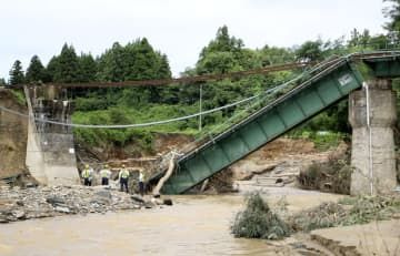 豪雨の影響で崩落したJR米坂線の鉄橋＝2022年8月、山形県飯豊町