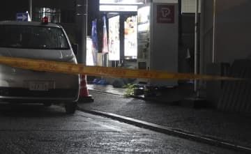 客室で女性の遺体が見つかった横浜市のホテル＝8日午前1時7分