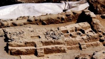 ペルー中部カラル遺跡で発掘された都市模型（国営アンデス通信提供、共同）
