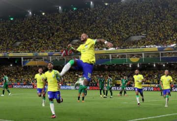 W杯南米予選のボリビア戦でゴールを喜ぶブラジルのネイマール＝8日、ベレン（ロイター＝共同）
