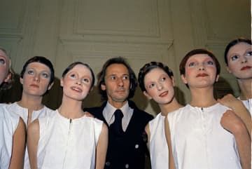 パリでコレクションを発表したマルク・ボアンさん（中央）とモデル＝1970年1月（AP＝共同）
