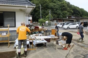 大雨で浸水した飲食店で片付けに追われる従業員ら＝9日午後、福島県いわき市