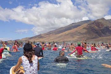 米ハワイ州マウイ島ラハイナ沖で、伝統儀式「パドルアウト」に参加する人たち＝8日（岡崎友子さん提供・共同）