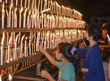 和歌山県橋本市の光三宝荒神社で営まれた「献灯祭」＝9日夜