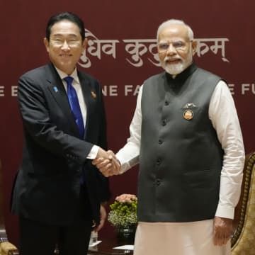 インド・ニューデリーでモディ首相（右）と握手する岸田首相＝9日（共同）