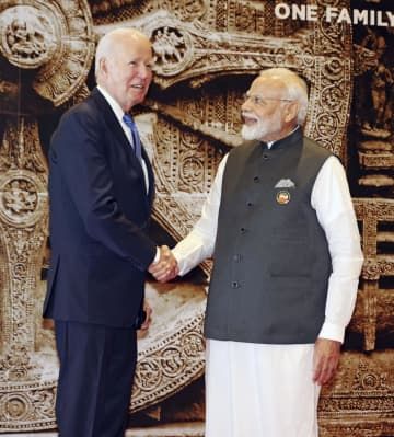 G20サミットが開幕し、インドのモディ首相（右）の出迎えを受け握手するバイデン米大統領＝9日、ニューデリー（代表撮影・共同）