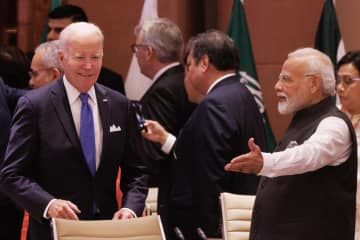 G20サミットでバイデン米大統領（左）を迎えるインドのモディ首相＝9日、インド・ニューデリー（ゲッティ＝共同）