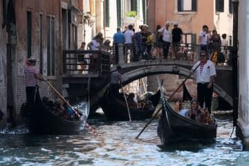 観光客らで混雑するイタリア・ベネチア＝2021年9月（ロイター＝共同）
