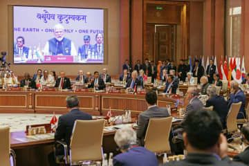インド・ニューデリーで開幕したG20サミット。左上の画面はあいさつする議長のモディ首相＝9日（ゲッティ＝共同）