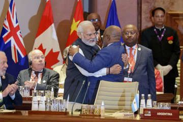 G20への正式加盟を歓迎し、AU議長国コモロのアザリ大統領（手前右）と抱き合うインドのモディ首相＝9日、ニューデリー（代表撮影・共同）