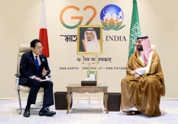 サウジアラビアのムハンマド皇太子（右）と会談する岸田首相＝9日、インド・ニューデリー（内閣広報室提供・共同）