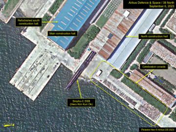 6日に撮影された、北朝鮮東部・新浦の造船所から搬出された新造潜水艦（中央）の衛星画像（エアバス・ディフェンス・アンド・スペース/38ノース提供・共同）