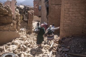9日、モロッコ中部マラケシュ南方の村で避難する住民たち（AP＝共同）