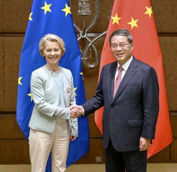EUのフォンデアライエン欧州委員長（左）と握手する中国の李強首相＝9日、インド・ニューデリー（新華社＝共同）