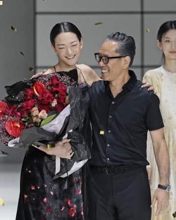 「チャイナ・ファッション・ウイーク」でショーの最後に笑顔を見せるファッションデザイナー滝沢直己氏（右）とモデルの冨永愛さん＝9日、北京（共同）