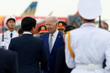 10日、ベトナムに到着したバイデン米大統領（ロイター＝共同）